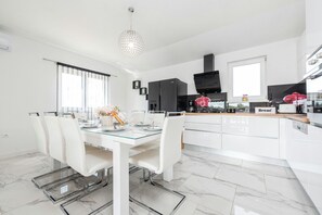 Villa, 3 Bedrooms, Private Pool, Mountain View | In-room dining - Villa Silentium (Benkovac)