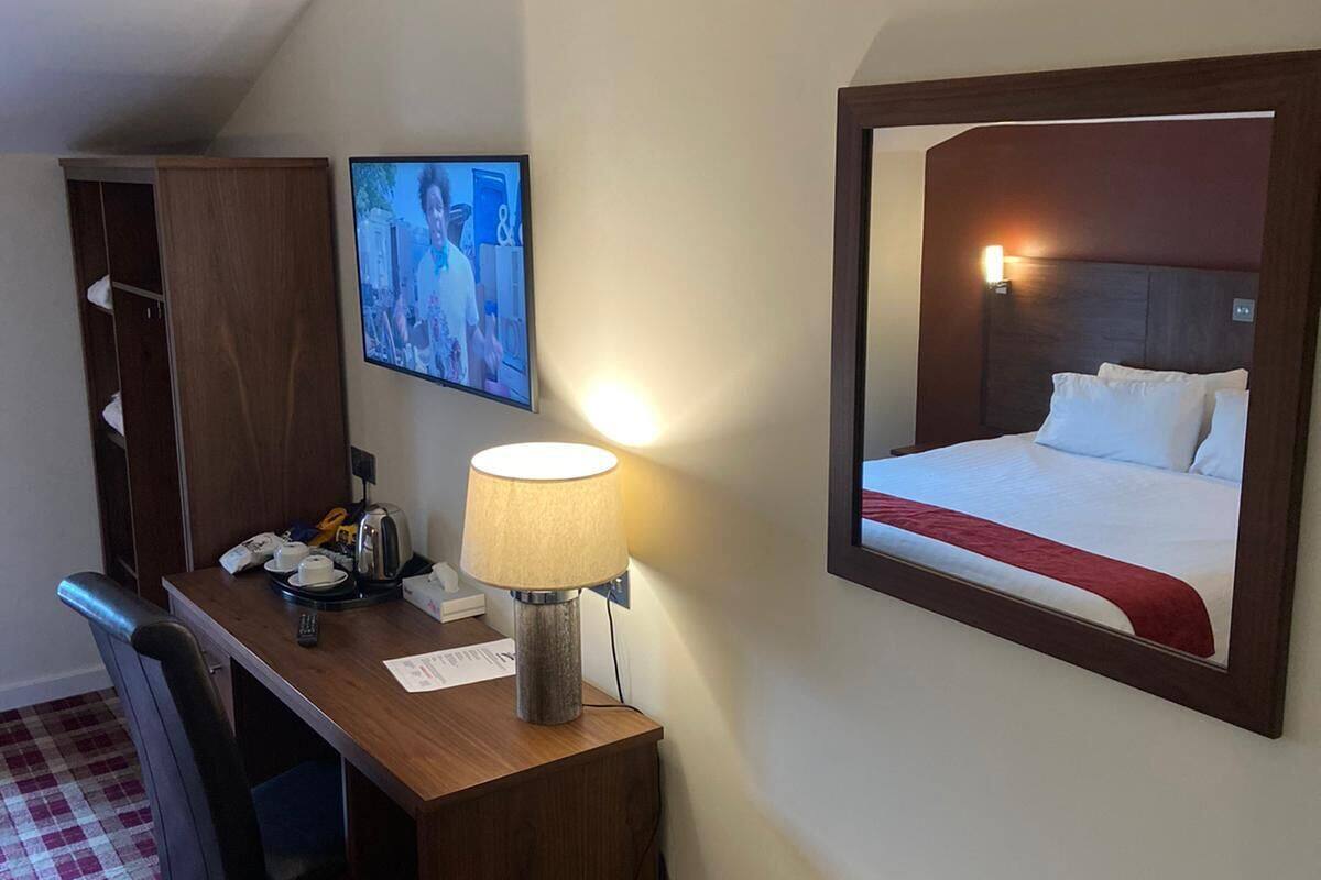 deluxe double room | living area | 26-inch flat-screen tv with digital channels, tv