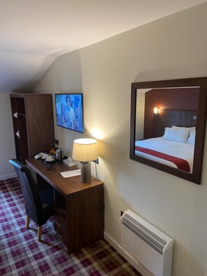 Deluxe Double Room | Living area | 26-inch flat-screen TV with digital channels, TV