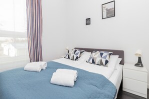 3 habitaciones, escritorio y tabla de planchar con plancha 