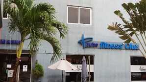 Un edificio con un letrero de Pulse Fitness Club.