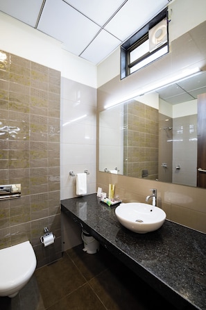 Regadera, amenidades de baño gratuitas, pantuflas, toallas