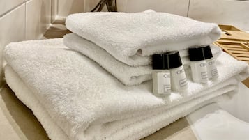 Baignoire, sĂšche-cheveux, serviettes fournies, savon