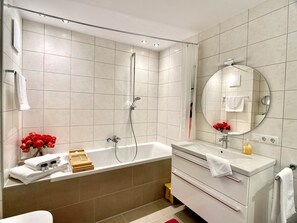 Baignoire, sèche-cheveux, serviettes fournies, savon