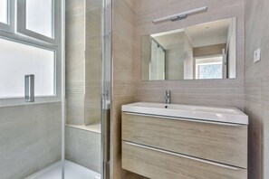 Douche, sèche-cheveux, serviettes fournies