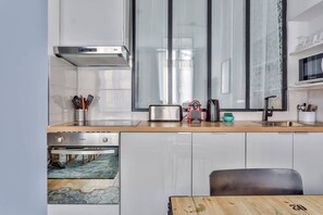 Réfrigérateur, micro-ondes, four, plaque de cuisson