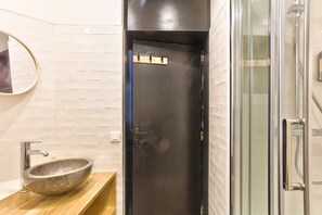 Douche, séchoir à cheveux, serviettes fournies