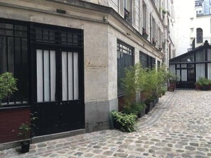 Exterior detail - NEW Loft Apt in the Heart of Paris - An Ecoloflat (Paris)