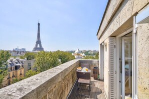 Outdoor dining - Designed Studio with A/C-Terrasse Vue Tour Eiffel (Paris)
