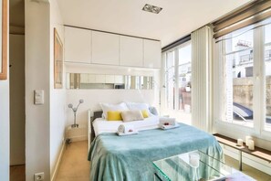 Iron/ironing board, WiFi, bed sheets - Designed Studio with A/C-Terrasse Vue Tour Eiffel (Paris)