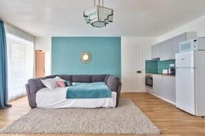 2 bedrooms, iron/ironing board, travel crib, WiFi - NEW Paradis - Large 2Bdrs Flat - Heart of Paris 10 (Paris)