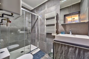 Shower, hair dryer, towels - NEW Paradis - Large 2Bdrs Flat - Heart of Paris 10 (Paris)