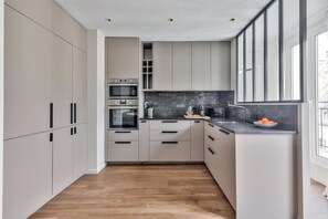 Réfrigérateur, micro-ondes, four, plaque de cuisson