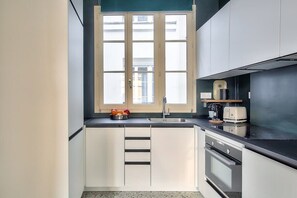 Køleskab, mikrobølgeovn, ovn, kogeplade