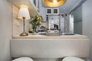 Fridge, oven, stovetop, coffee/tea maker - Romantic studio Yellow Flower in old town Rovinj near sea with private parking (Rovinj)