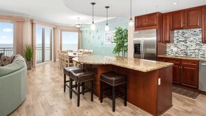 Un'ampia cucina con una grande isola, mobili in legno e vista all'esterno.