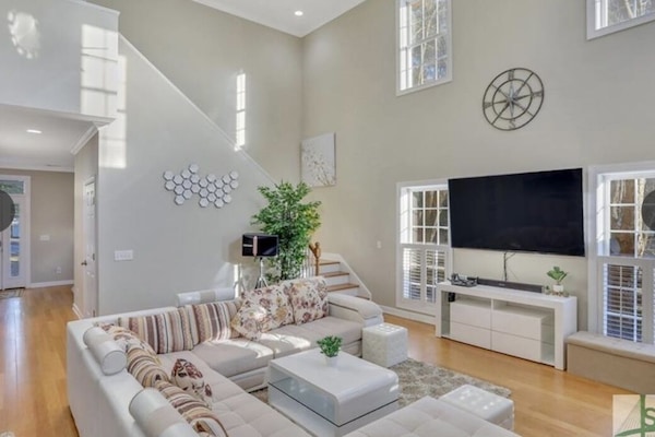 Televisor intel·ligent, llar de foc i taula de tennis de taula