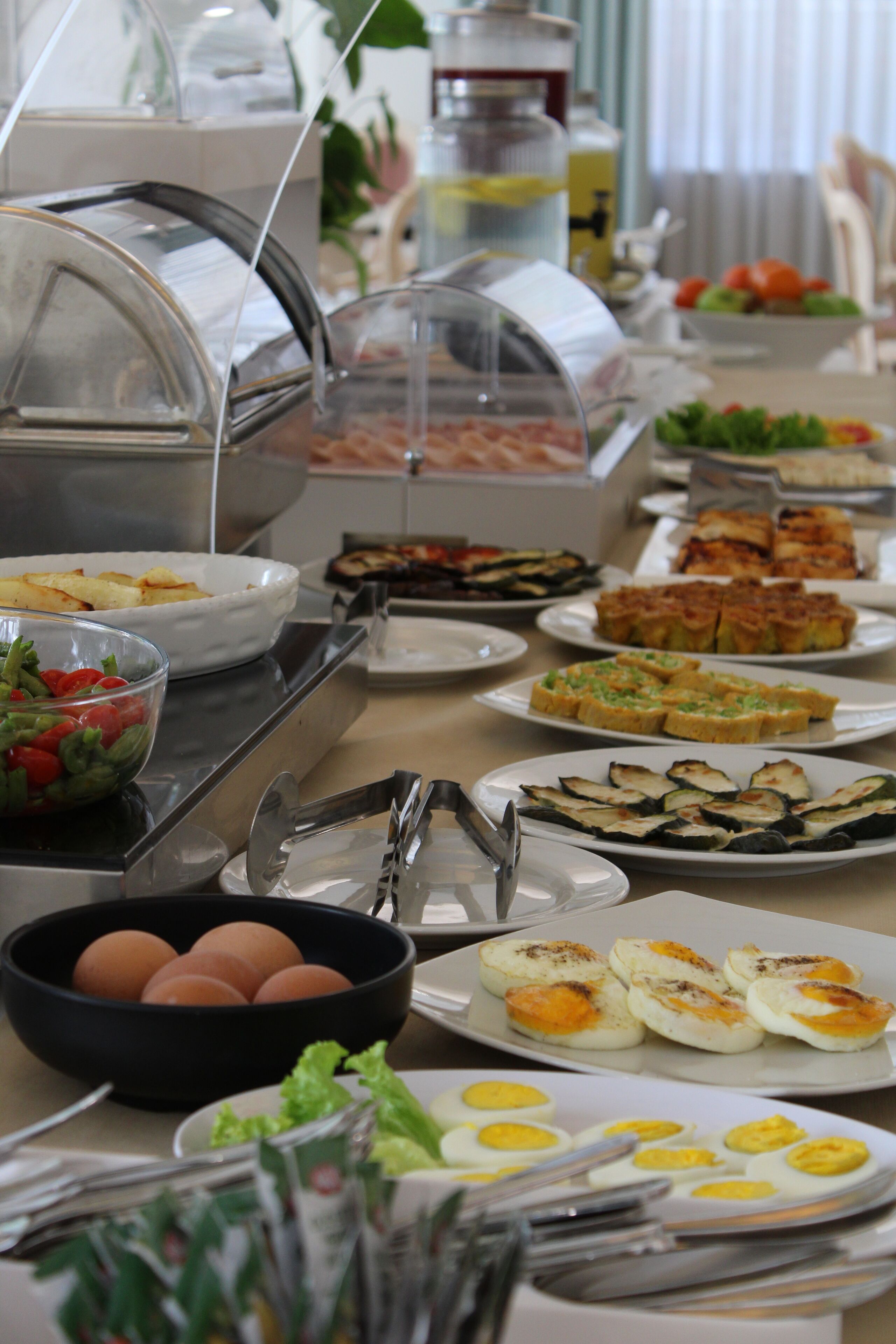 Tägliches Frühstücksbuffet (10 EUR pro Person)