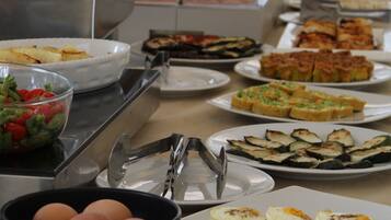 Sarapan prasmanan setiap hari (EUR 10 per orang)