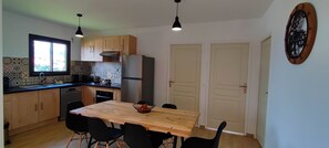 Frigorífic, microones, forn i placa de cuina