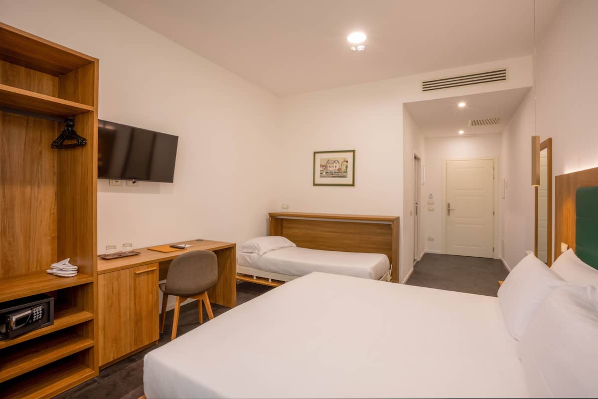 Trippelrum för familj | 1 sovrum, memory foam-madrasser och minibar