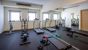 A gym with treadmills, elliptical machines, and free weights. - V Hotel (Ancona)