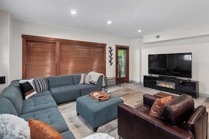 Smart TV, chimenea, estéreo y oficina