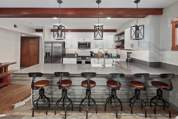 Kjøleskap, mikrobølgeovn, ovn og kokeplater