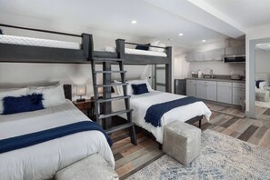 3 habitaciones, escritorio y tabla de planchar con plancha 