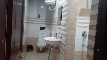 Een douche, een bubbelbad, zeep, toiletpapier