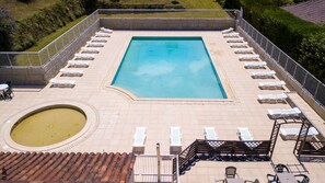 Una piscina al aire libre, una piscina climatizada