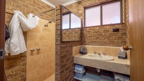 Bathroom - Eildon Parkview Motor Inn. Room 11 (Eildon)