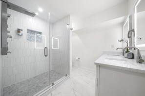 Duschwanne, Handtücher, Seife, Toilettenpapier