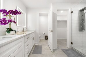 Ensemble douche/baignoire, serviettes fournies, savon, papier toilette