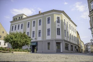 A corner building with a sign reading "Stadthotel Albert." - Stadthotel König Albert (Zittau)