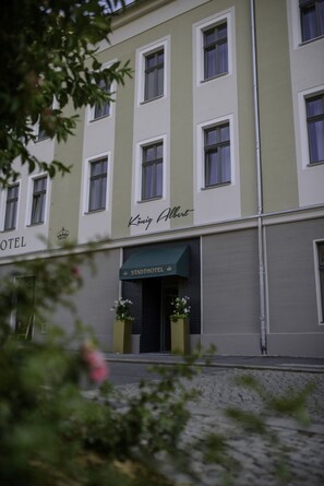 A hotel building with a sign reading "König Albert" and "Stadthotel" indicating a city hotel. - Stadthotel König Albert (Zittau)