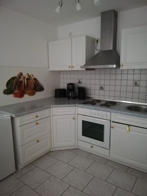 Réfrigérateur, four, plaque de cuisson, cafetière/bouilloire