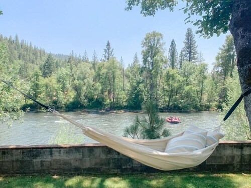 Eagle's Nest Cottage. Spacious 2 BR river retreat on the Rogue River. Enjoy ping-pong, BBQ, board games, and fishing. Remote work enabled with high-speed WiFi. Unplug and unwind!