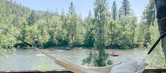 Eagle's Nest Cottage. Spacious 2 BR river retreat on the Rogue River. Enjoy ping-pong, BBQ, board games, and fishing. Remote work enabled with high-speed WiFi. Unplug and unwind!