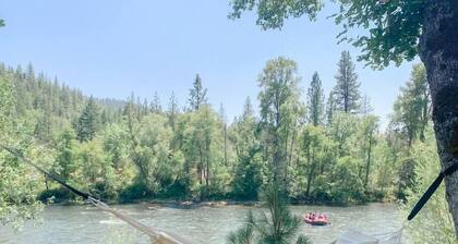 Eagle's Nest Cottage. Spacious 2 BR river retreat on the Rogue River. Enjoy ping-pong, BBQ, board games, and fishing. Remote work enabled with high-speed WiFi. Unplug and unwind!