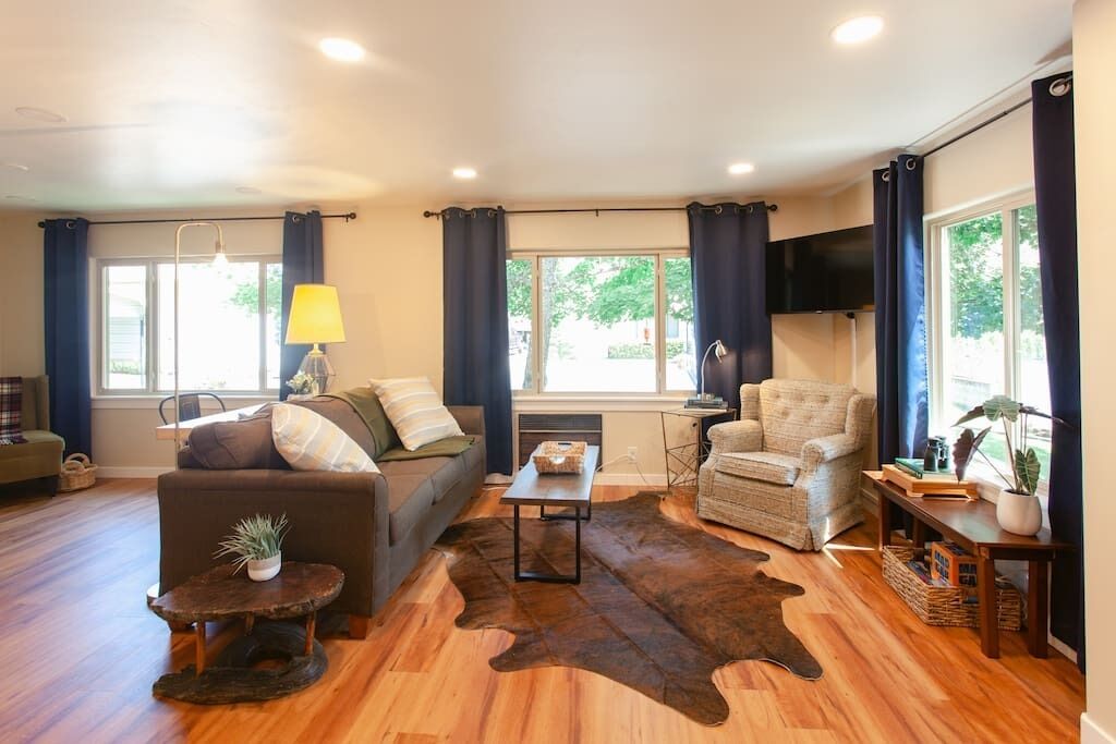 Fully equipped house on the river with a private fishing hole.