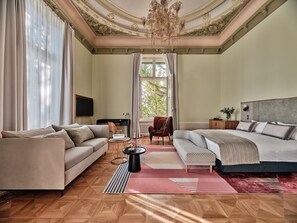 Estudi en suite júnior | Roba de llit hipoal·lergògena, minibar i caixa forta a l'habitació 