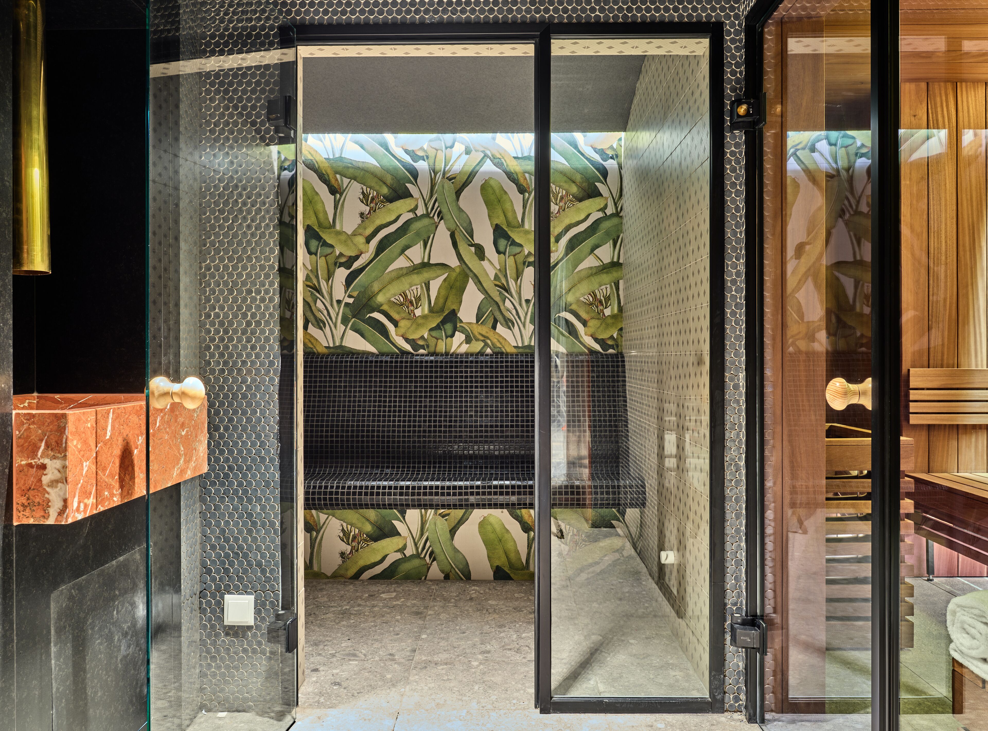 1 hoitohuone, hierontapalveluita