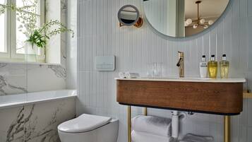 Habitación estándar con 2 camas individuales | Baño | Amenidades de baño gratuitas, secadora de cabello, batas, pantuflas