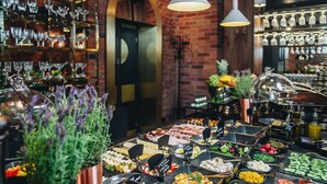 Un buffet proposant une variété de plats et une sélection de verres présentés sur des étagères.