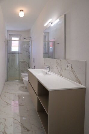 Shower - Luxury apartment with private access to the sea. (Marciana)
