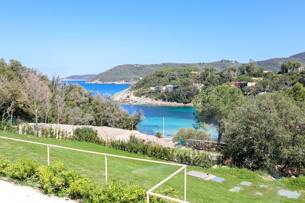 Property grounds - Luxury apartment with private access to the sea. (Marciana)