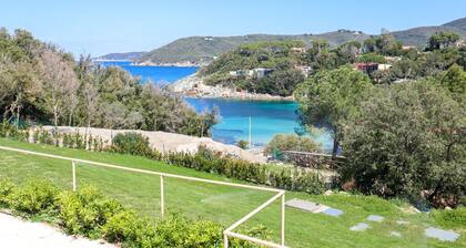 Luxury apartment with private access to the sea.