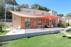 Outdoor dining - Luxury apartment with private access to the sea. (Marciana)