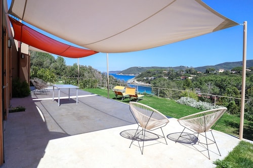 Luxury apartment with private access to the sea.